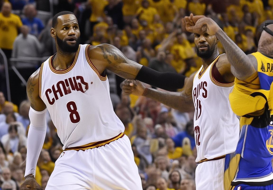 欧文与勒布朗·詹姆斯联手缔造传奇：回顾2016年总决赛骑士队逆转勇士的决胜追身封盖